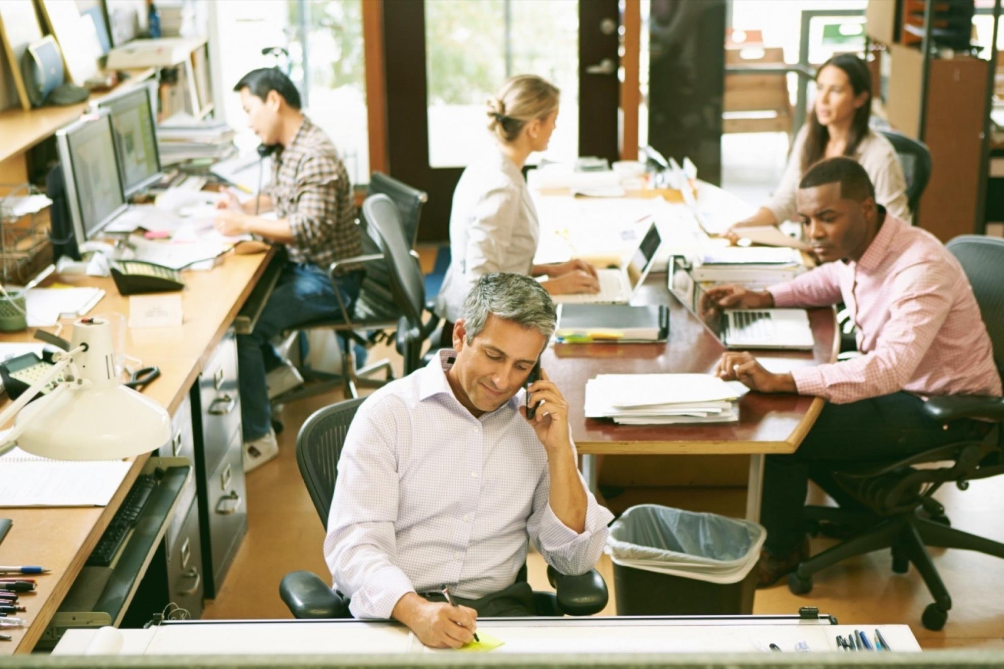Sesión educativa en línea con instructores especializados