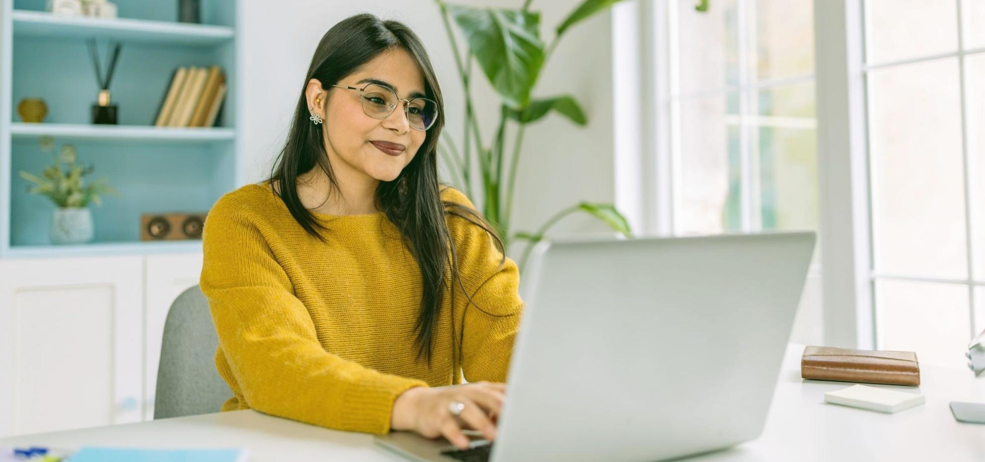 Instructor explicando conceptos durante clase en vivo