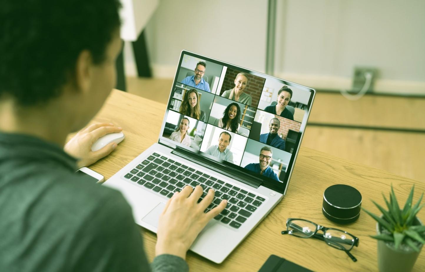 Estudiantes colaborando en sesiones de aprendizaje en línea