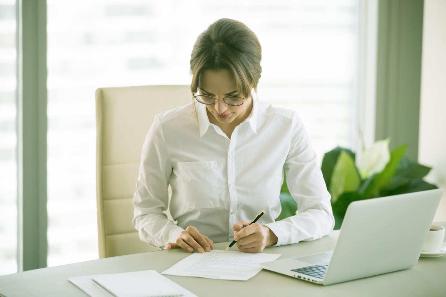 Instructor explicando conceptos de valoración patrimonial en pizarra digital