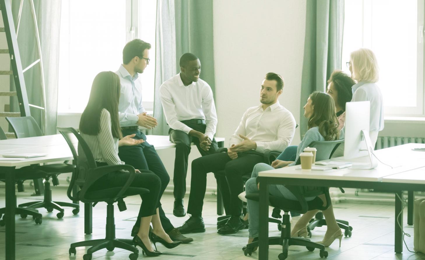 Estudiantes analizando datos financieros en sesión grupal