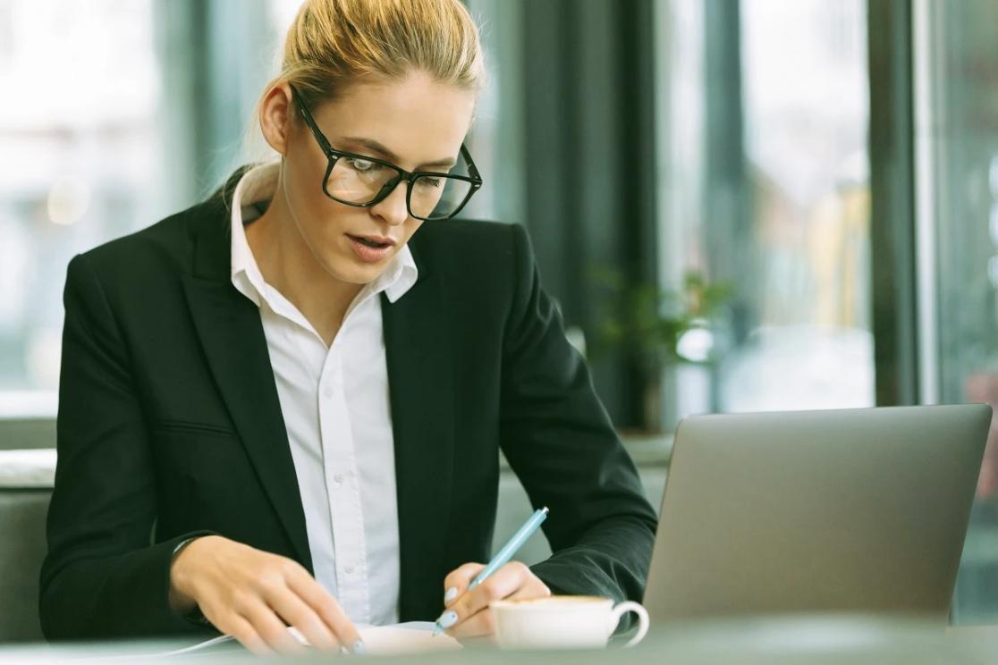 Estudiante eligiendo entre diferentes rutas de aprendizaje